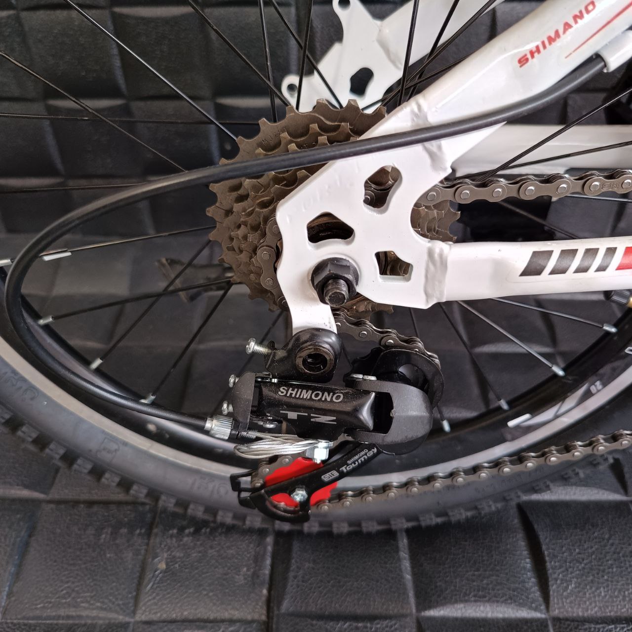 دوچرخه چیاوا مدل آکو سایز 20 دوشاخ کمکدار ترمز لقمه ای (سفید) - Image 4